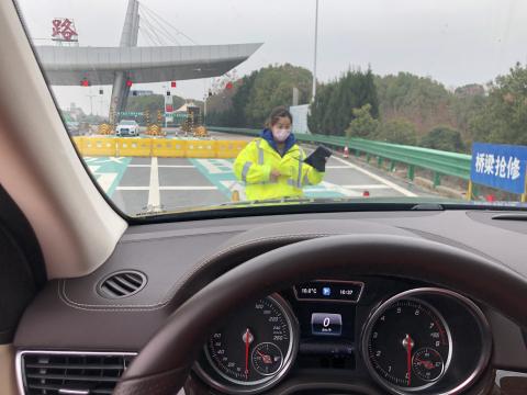 Utallige steder er vejen  blokeret af kontrolposter, hvor alt bliver registreret, og man skal kunne bruge sin viden omkring det kinesiske system og hierarki samt diplomatiske skills for at komme igennem.