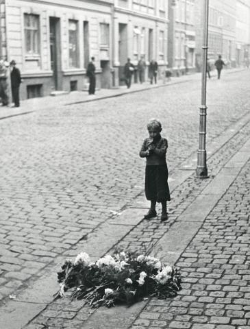 Begravelsen af Raetzel formede sig som en stor, folkelig protestdemonstration i byen. Billedet viser blomster, som ukendte lagde på drabsstedet. Foto: Frihedsmuseet.
