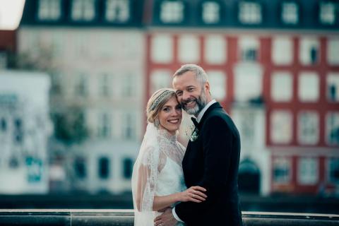 Morten og Jennie på Marmorbroen i København på deres bryllupsdag 9. juni 2018. På det tidspunkt pauserede Morten sin behandling med kemo og biologisk lægemiddel, og han var – alt taget i betragtning - i god form. I juli var de på bryllupsrejse, men i august viste en skanning, at tumoren var vokset igen. Herefter blev han erklæret terminal og tilknyttet Palliativ Enhed. Foto: Stina Nilsson.