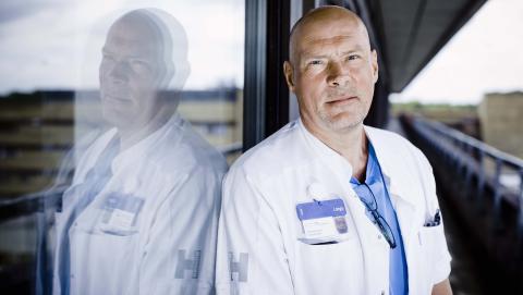 Overlæge Thomas Broe Christensen samler hænderne, når han byder patienterne velkommen – det begyndte han allerede på før corona. Foto: Claus Boesen.