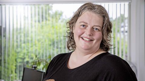 Praktiserende læge Henriette Poulsen byder sine patienter velkommen med en lille dans. Hun har altid været glad for håndtrykket, men tror ikke, at hun efter corona kommer til at give patienterne hånden igen. Foto: Robert Attermann.