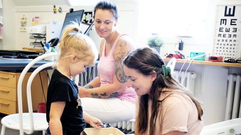 En lille patient vælger sin belønning. Hun er den eneste på dagen, der afsluttes uden at få en ny tid. Foto: Claus Bech