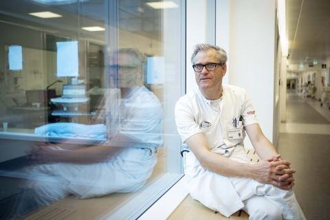 Christian Skjærbæk, ledende overlæge på Akutafdelingen på Regionshospitalet Randers, kalder det uambitiøst, at der ikke  i Sundhedsstyrelsens nye tiårs-plan for akutområdet er en anbefaling om at akutafdelingerne skal have kapacitet nok til at håndtere beredskabslignende situationer. Foto: Claus Boesen