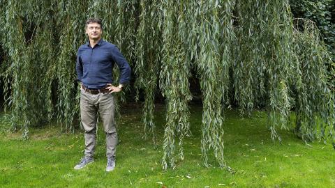  Christian Freitag i haven ved Holte Lægehus. Med sit farvel til formandsposten i PLO, ser han nu frem til at levere en bedre kontinuitet i lægehuset. Foto: Claus Bech