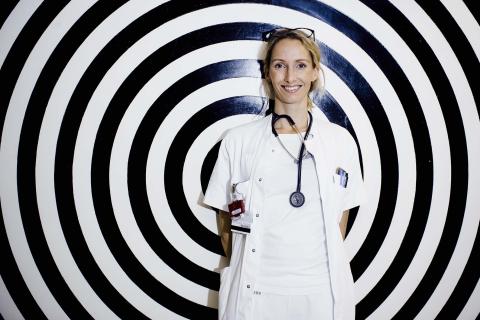 Louise Lang Lehrskov forsker i, om fjernelse af den venstre side af tyktarmen som en del af behandlingen for tyktarmskræft og den efterfølgende behandling med kemoterapi ændrer blodsukkerreguleringen på en måde, der kan øge risikoen for senere type 2-diabetes. Foto: Claus Boesen 