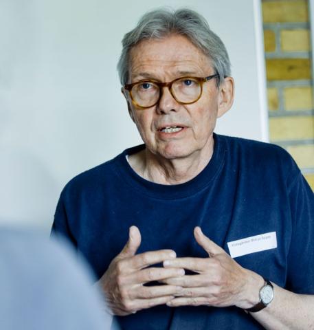 »Der findes ikke én rigtig måde at gøre det på, men jeg håber, at jeg med mine mange år i hospitalsverdenen og nu som kommunalt ansat kan være med at samle de bedste erfaringer fra begge sider«, siger Finn Rønholt. Foto: Claus Boesen