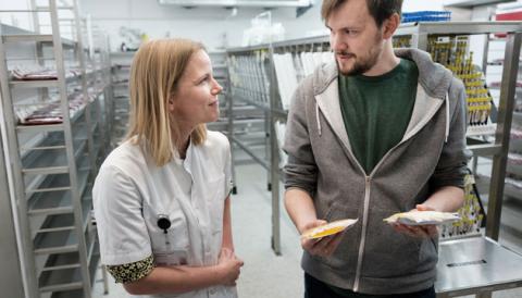 Johanne Hjort Baatrup, hoveduddannelseslæge i Blodbank og Immunologi viser et af blodbankens lagre til Lasse Fløe, som er i introstilling. foto: Jesper Voldgaard