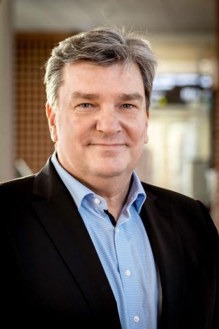 Claus Thomsen, lægelig direktør: »De unge, der kommer ud i dag, har andre planer for livet, sig selv og deres karriere, de ser anderledes på det, end vi gjorde for 10-20 år siden og er måske lidt mere sårbare«. Foto: AUH