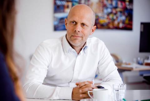 Alt hvad Henrik Ullum har lavet fagligt indtil nu, har han brug for på Statens Serum Institut. Han har arbejdet med infektionsmedicin, været nørdet immunolog, så blev han virolog, han har arbejdet med biobanker og lavet sundhedspolitik, haft kvalitetsansvar, beskæftiget sig med bloddonerregler. Foto: Claus Boesen