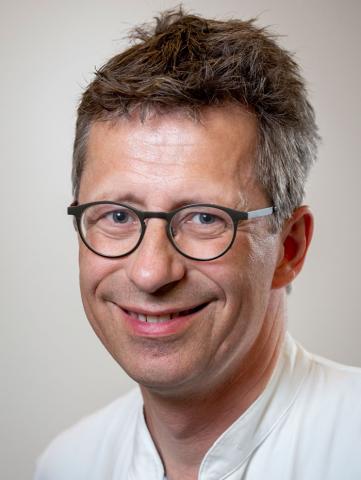 Kristian Winge har beskæftiget sig med MSA, lige siden han som ph.d.-studerende fik en patient med sygdommen ind ad døren. Foto: Heidi Lundsgaard