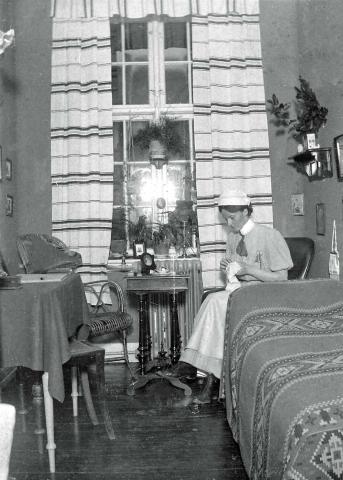 De små provinssygehuse fik enorm lokal betydning, men mange steder er sygehusenes kulturhistorie røget på genbrugspladsen i takt med udvikling og modernisering. På Holstebro Sygehus har en gruppe frivillige gennem årtier sikret en samling, der kan formidle denne historie. Billedet, som er taget af en patient, viser sygeplejeelev Marie Carlsen på sit værelse på sygehuset i 1912. Foto Dansk Sygeplejehistorisk Museum.