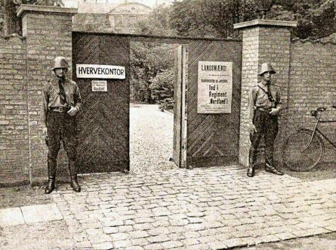 Angiveligt forsøgte Olaf Halvorsen at melde sig som frivillig hos Waffen-SS, men fik muligvis kolde fødder. Dansk hvervekontor for frivillige til Waffen-SS/Frikorps Danmark. (Ukendt fotograf)