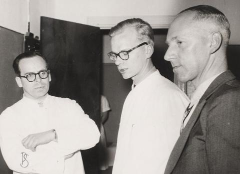 Lægerne Kell Jordal (tv.) og Stig Jarnum (i midten) med Oluf Halvorsen på sygehuset i Klaksvig hvor de efter planen skal afløse ham. (Wikimedia Commons)