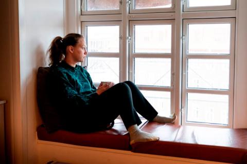 Michala Skovlund Sørensen i sin lejlighed. Hun er en af de læger, der har ønsket at undlade at oplyse navn i blandt andet journaler. Men det er endnu ikke praktisk muligt, selv om en ny journalføringsbekendtgørelse, der åbner for anonymitet, trådte i kraft 1. juli. Foto: Claus Bech