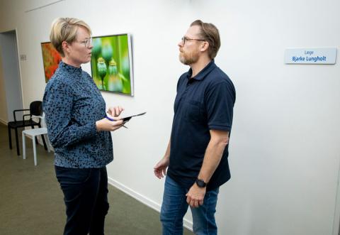 Læge Bjarke Lungholt vender noget fagligt med sygeplejerske Ulla Skou. Bjarke Lungholt er den ene af de tre læger på Fredensvej i Rudkøbing. Han er også ansat som kommunal praksiskonsulent og er fast tilknyttet læge ved et af de lokale plejecentre. Foto: Heidi Lundsgaard 
