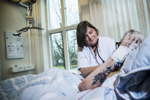 »Jeg bilder mig ind, at hvis jeg virkelig savner lægehvervet så meget, så kan jeg jo vende tilbage, og hvis jeg ikke kommer til at savne det, så kommer sundhedsvæsenet sikkert heller ikke til at savne mig«, siger Lisbeth Lintz. Foto: Joachim Rode