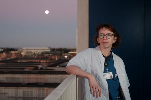 Afdelingslæge Therese Straarup er mødt ind på aftenvagt på Intensiv på AUH. Hun er en af fem regionale tovholdere, der skal arbejde for at afdelingslæger får faglig udvikling og ansvar. Foto: Jesper Voldgaard 