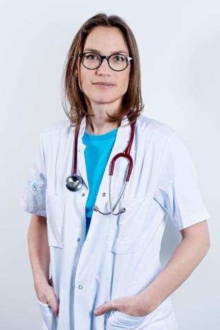 Hvad vil det sige at være sund og rask? Hvordan opstår sygdomme? Og hvorfor kan det næsten ikke blive sygt nok, når mediernes overskrifter varsler om dårlige vaner eller lover nye mirakelkure? I et nyt sundhedsprogram på P1 undersøger læge og forsker Maja Thiele trends og tendenser, den nyeste forskning og de største gennembrud inden for sundhedsområdet. Vært: Maja Thiele. Foto: Agnete Schlichtkrull