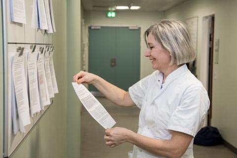 Malene Grubbe Hildebrandt bruger Den Syddanske Forbedringsmodel, som allerede benyttes i hospitalernes drift, men som noget helt nyt implementeres den nu også i forskningsledelsen. Foto: Palle Peter Skov