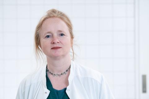 Kathrine Holte har været fuldtidsudsendt i bl.a. Yemen, Afghanistan, Irak og Syrien et sted mellem 25 og 30 gange fra 2011 til 2021 og arbejder nu som som overlæge på Kirurgisk afdeling på Regionshospital Nordjylland i Hjørring. Foto: Lars Horn.