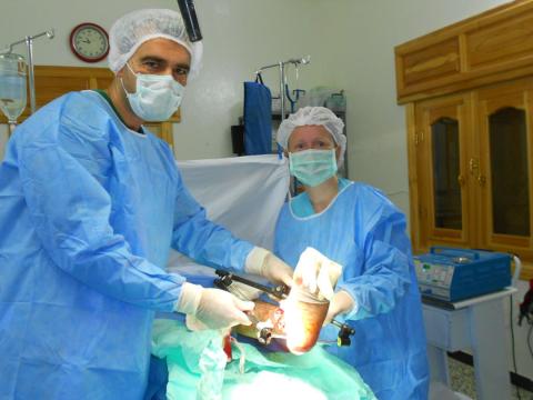 Operation af et ben, der er brækket pga. skudsår. Foregår i en villa i en landsby ca. 50 km udenfor Aleppo, Syrien 2011. Foto: Privat