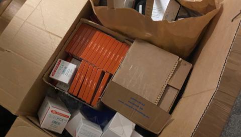 Kasser med medicinsk udstyr, doneret fra danske læger, køres til Ukraine. Foto: Kirill Almatlouh.