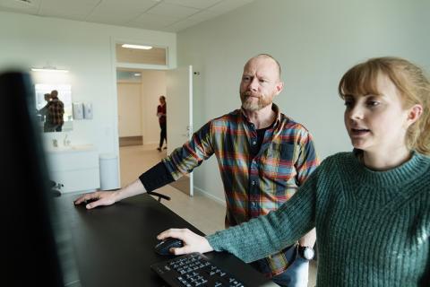 Rasmus Peter Christoffersen (t.v.) er kompagnon hos Familielægerne i Skanderborg og den primære tovholder i samarbejdet med de seks medicinstuderende, heriblandt Mia Lindegaard Pedersen (t.h.).  Foto: Martin Dam Kristensen