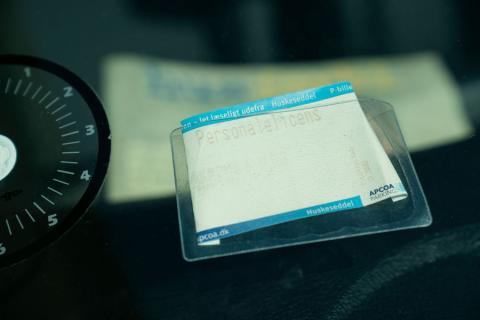 Solen bleger billetten i forruden. Parkeringsvagten foreslog Bo Kelly selv at laminere den. Foto: Martin Dam Kristensen.