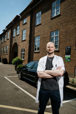 Bo Kelly har ikke en lamineringsmaskine og mener ikke, at det er hans ansvar at laminere p-billetten. Foto: Martin Dam Kristensen.