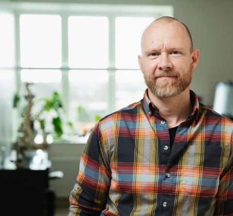 »På klyngemøderne bruger vi meget krudt – og tid – på  at drøfte, hvordan vi helt lavpraktisk kan implementere den nye viden, vi får på møderne, hjemme i vores praksis«, siger Rasmus Peter Christoffersen. (Foto: Martin Dam Kristensen)