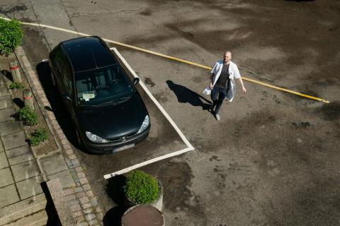 Bo Kelly har arbejdet på Regionshospitalet i Horsens i syv måneder, har en etårig ansættelse i KBU, bor i lægebolig og fornyer sin parkeringslicens hver måned. Foto: Martin Dam Kristensen.