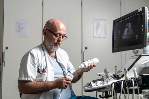 Det er en lidt anden hverdag, uden gerningsstedsundersøgelser og vidneforklaringer, som Nikolaj Friis Hansen har nu. Men radiologi er også en form for detektivarbejde, der kræver sans for detaljer og samtidig overblik, og hvor lægerne leder efter brikker i puslespillet, siger han. (foto: Palle Peter Skov)