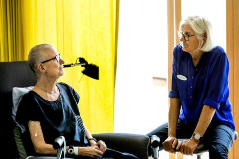 Det er tydeligt mærke, at både de pårørende og patienten har været gennem en proces, inden de har taget skridtet og fået henvisningen til hospice, siger læge Helene Galsgaard – og det var også tilfældet med patienten Lone, som hun her taler med. Foto: Nils Lund