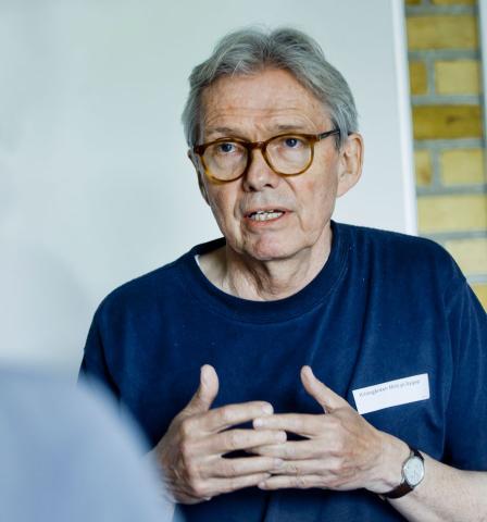 Finn Rønholt mener, at det er svært at træffe en beslutning om en forværret patient på telefonisk grundlag. »Jeg har jo ikke patienten i hænderne i den situation«, siger han. Derfor tvivler han også på, at hospitalernes udvidede behandlingsansvar vil føre til færre genindlæggelser. Foto: Claus Boesen.