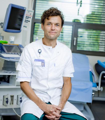 Der er en forventning om, at når en patient bliver henvist fra et andet sygehus til Rigshospitalet, så skal der opereres. Men det er ikke nødvendigvis altid den bedste løsning, så det skal der gøres op med, mener cheflæge på Afdeling for Kvindesygdomme, Kasper Aaboe. Foto: Claus Boesen