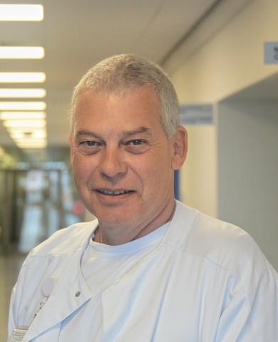 Ortopædkirurgisk Afdeling kan blive meget bedre til at registrere og udnytte data. Det vil give viden og bedre basis for at beslutte, hvad den bedste behandling for den enkelte patient vil være, mener cheflæge Claus Munk Jensen. Foto: Rigshospitalet