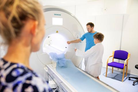 »Kan du mærke, hvor magnetisk skanneren er?« spørger lægen Anton, som har fået en nøglesnor af metal i hånden. Antons mor kigger med på afstand. (foto: Claus Bech)