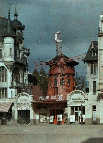 Autochrom-foto: Moulin Rouge ved indgangen til 1900-tallet. Foto: Wikimedia Commons