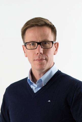 »Jeg hører, at vi ­måske begynder at være der, hvor minimums­kompetencen bliver udfordret. Det skal vi være ­opmærksomme på«, siger Mads Skipper, sekretariatschef i Videreuddannelsesregion Nord. foto:  Michael Bo Rasmussen / Baghuset.