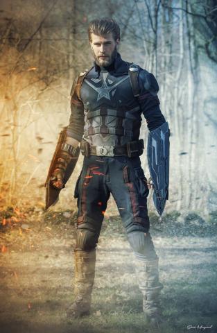 Skribenten ses her som en af sine foretrukne alter egoer, nærmere bestemt Captain America