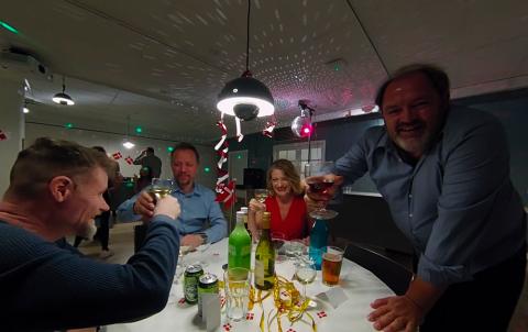 Billedet er et screenshot fra en virtual reality (VR)-oplevelse, som skal illustrere en typisk festsituation. Oplevelsen kan udløse drikketrang hos patienter med alkoholafhængighed, og de kan efterfølges trænes i coping-strategier som led i kognitiv adfærds­terapi. VR-oplevelsen er udviklet af firmaet Timestory VR og indgår i Daniel Thaysen-Petersens ph.d.-projekt »CRAVR«, som udgår fra Psykiatrisk Center København, Region Hoved­stadens Psykiatri.