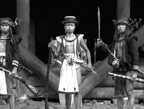 Krigere iklædt den traditionelle dragt. Dog bærer personen i midten europæisk stråhat som et tegn på særlig autoritet (foto: Ho Teng Lin).