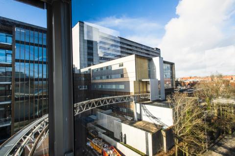 I 2006 blev der bygget tre etager på hver tusind kvadratmeter oven på den østlige del af behandlingsbygningen. De nye etager kom til at huse fødeafdelingen, neonatalklinikken og en række ambulatorier (foto: Agata Lenczewka-Madsen). 