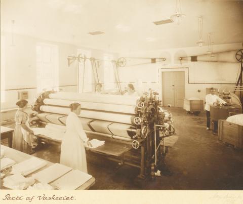 Vaskeriet med den store varmerulle til at glatte linnedet. I 1928-1929 blev der vasket 486.000 stykker tøj (Viborg Museum).