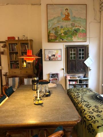 Langbordet i Christianias Sundhedshus. Der er varm urtete på kanden for dem, der kikker forbi til en snak om livet eller en konsultation hos husets læge (privatfoto).