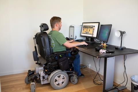 Patienter med Duchennes muskedystrofi kan med hjælper­ordning og hjælpemidler leve et selvstændigt liv.