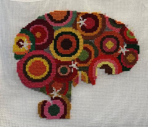 Plaques (2022), Maja Kragh, Plaques er steder i hjernen, som er angrebet af kroppens eget immunsystem. Men hjerner er forunderlige. De er i konstant bevægelse. De ruller derudaf og finder nye veje. Plaques er hindringer, som undertiden er uovervindelige. Jeg insisterer på ikke at give op, men møder hindringerne med arbejdsomhed, kreativitet og humor.