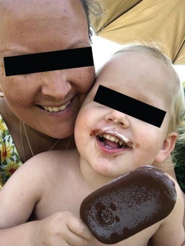 Patienten sammen med sin søn, en måned før diagnosen blev stillet. Billedet gengivet med patientens tilladelse.